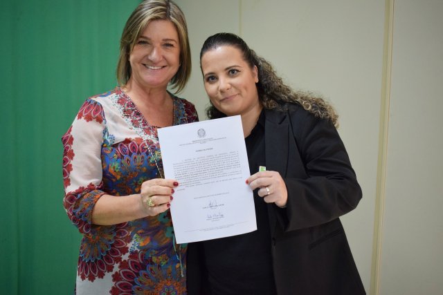 Reitora do IF Farroupilha (esq.) entrega documento de posse à nova diretora geral do campus São Borja