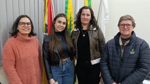 Acadêmica de Licenciatura em Ciências Biológicas Cola Grau em Gabinete Formatura Daniela