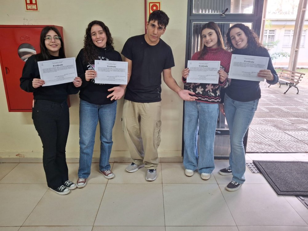 Alunas recebem certificado de curso de extensão