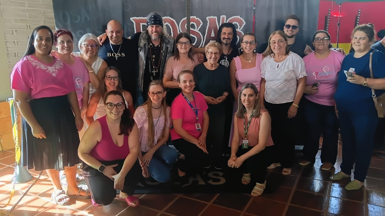 4 Integrantes do COMDIM com a banda Rosas