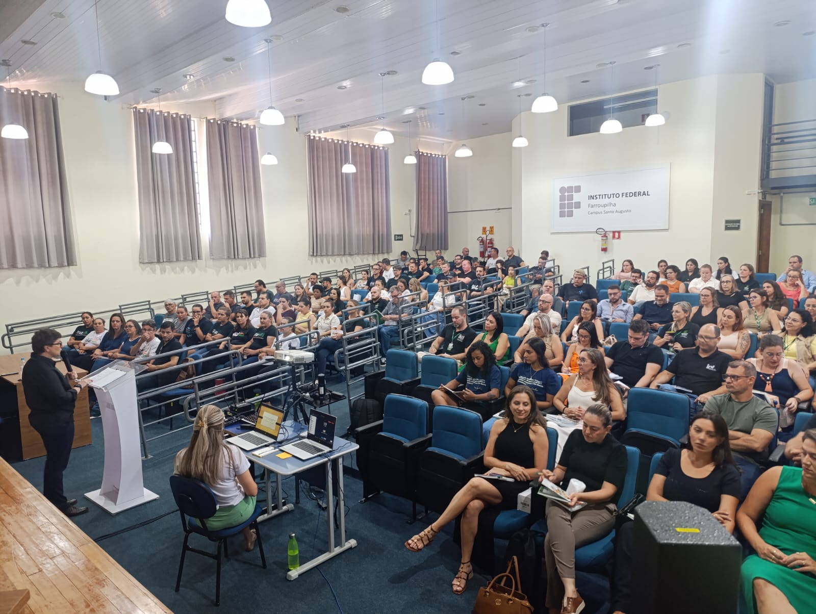Auditório lotado de servidores 2