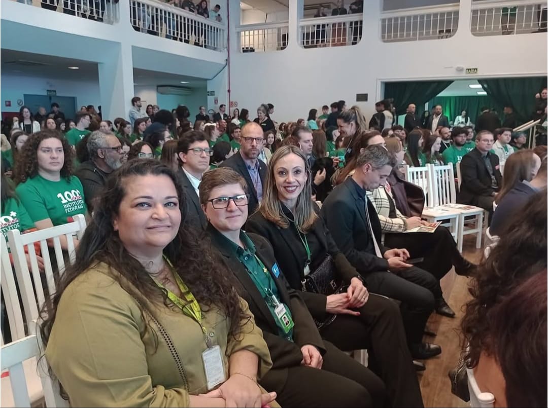 Diretora Márcia Fink na posse da reitora