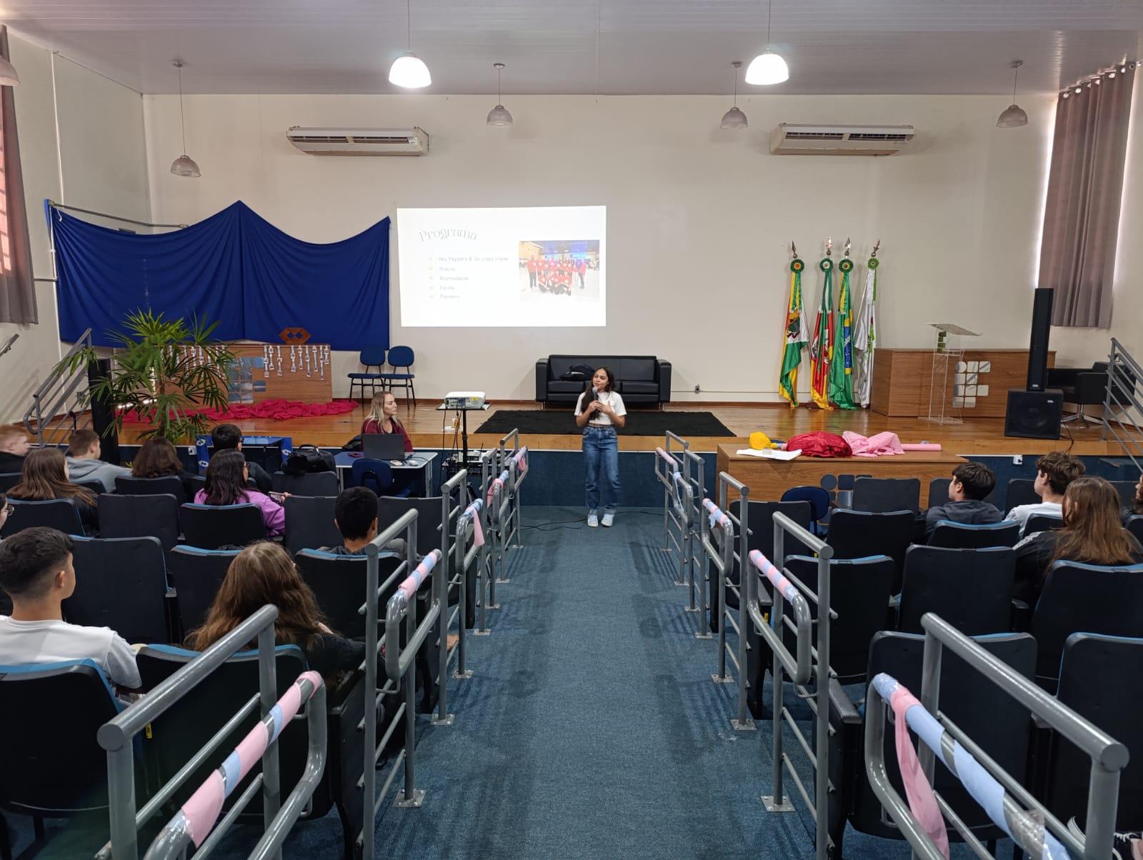 Helena conversando com os estudantes