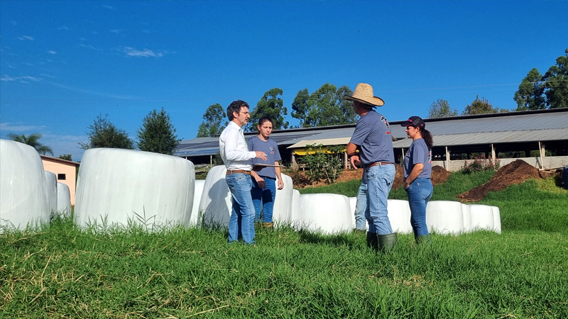 Equipe do projeto realiza diagnóstico técnico e econômico em propriedade rural, promovendo a integração entre teoria e prática