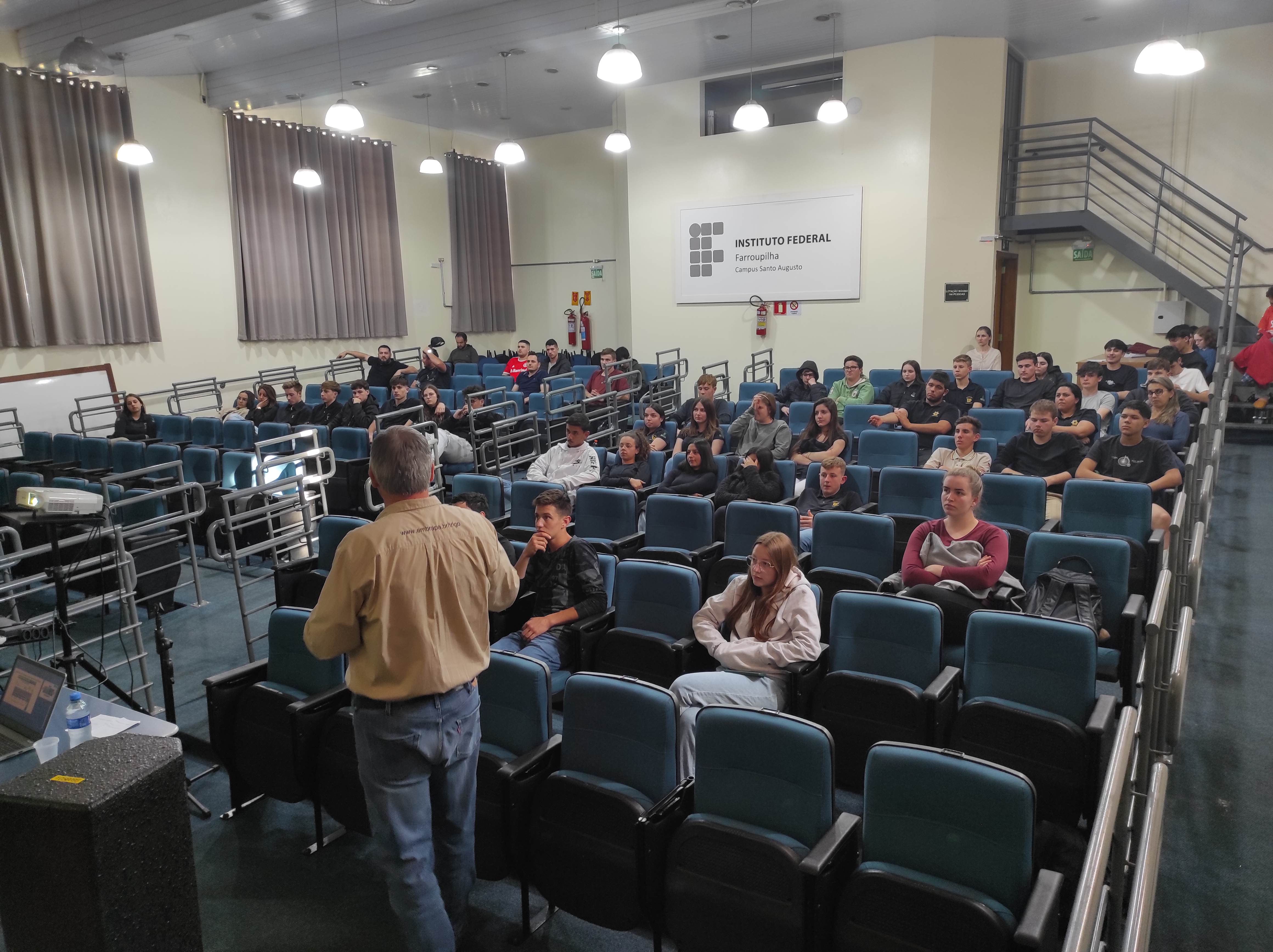 Campus Glória sedia palestra com Ph.D. da área de Laticínios - IFS