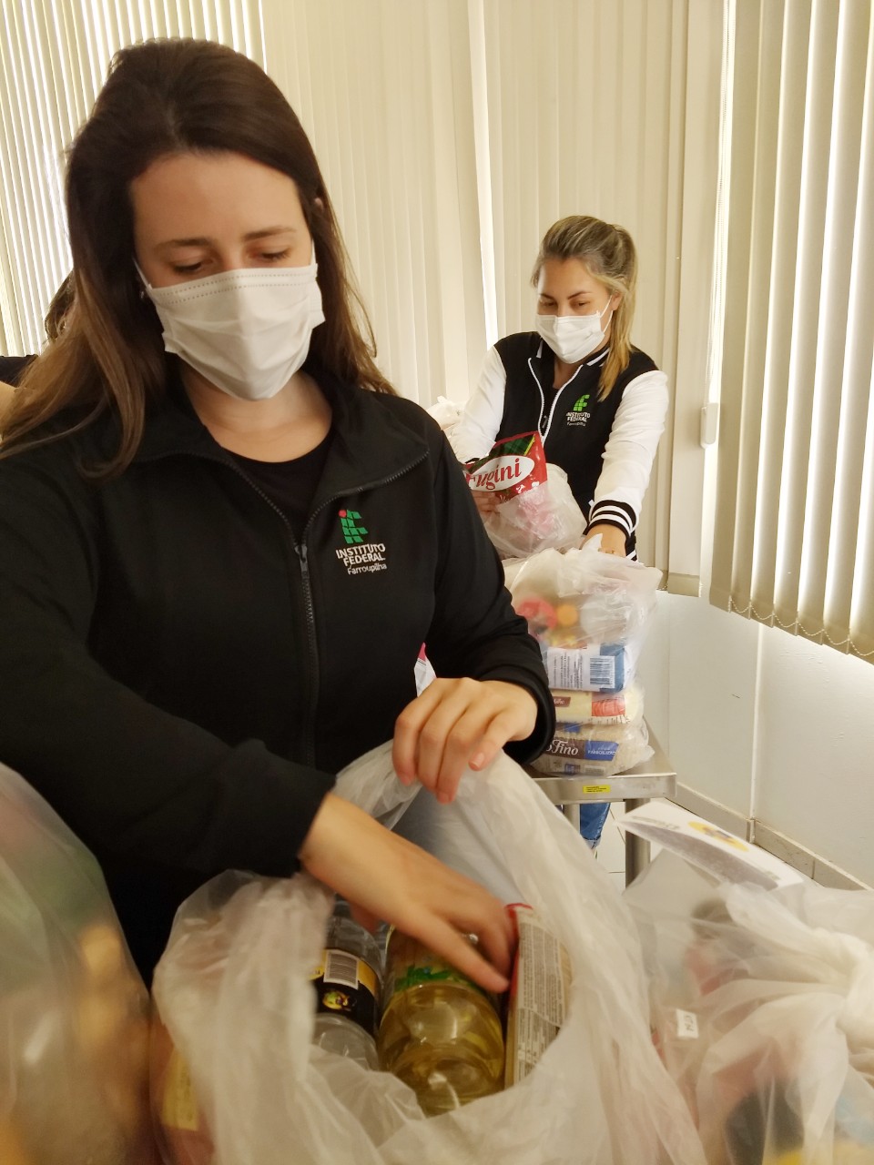 Servidoras do IFFar preparam Kits de alimentação a serem doados a alunos