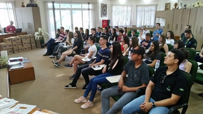 Estudantes do Curso Técnico Integrado em Administração participam de visita técnica à Sede da Creluz