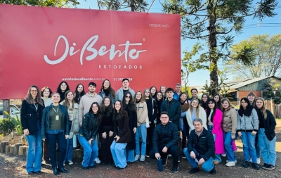 Estudantes de Arquitetura e Urbanismo realizam visita na fábrica da Di Bento Estofados