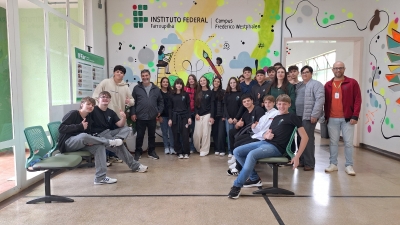 Alunos da Escola Herculino Baldissarella visitam o IFFar para conhecer a instituição e oportunidades do processo seletivo