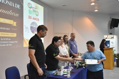 Estudantes recebem certificados pela participação no Projeto “BIT de Inserção Social”