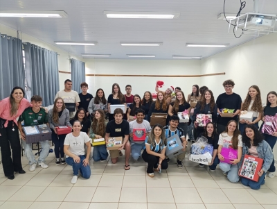 Concluintes do técnico em Administração recebem caixa de memórias dos pais