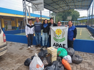 Campus Alegrete doa alimentos e material reciclável arrecadados durante a gincana estudantil