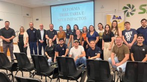 Acadêmicos de Administração participam de palestra sobre Reforma Tributária Estudantes na palestra da ACISA