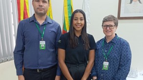 Acadêmica de Administração Cola Grau em gabinete após aprovação em concurso público da Policial Militar do Paraná Acadêmica de Administração Cola Grau em gabinete após aprovação em concurso público…