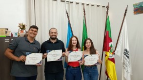 Colação de grau de gabinete marca formatura do curso de Administração Colação de grau de gabinete marca formatura do curso de Administração