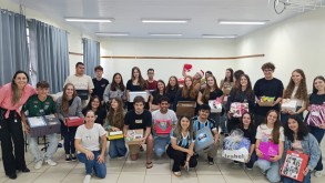 Concluintes do técnico em Administração recebem caixa de memórias dos pais Concluintes do técnico em Administração recebem caixa de memórias dos pais